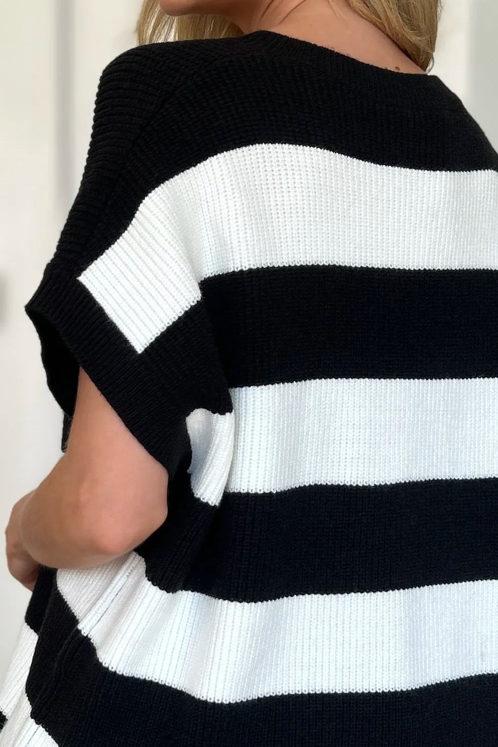 Short sleeve V-neck sweater – back view