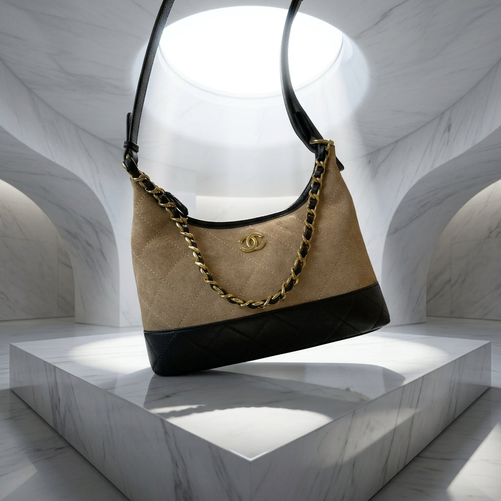 Chain decor crossbody bag side detail | ORLEVE