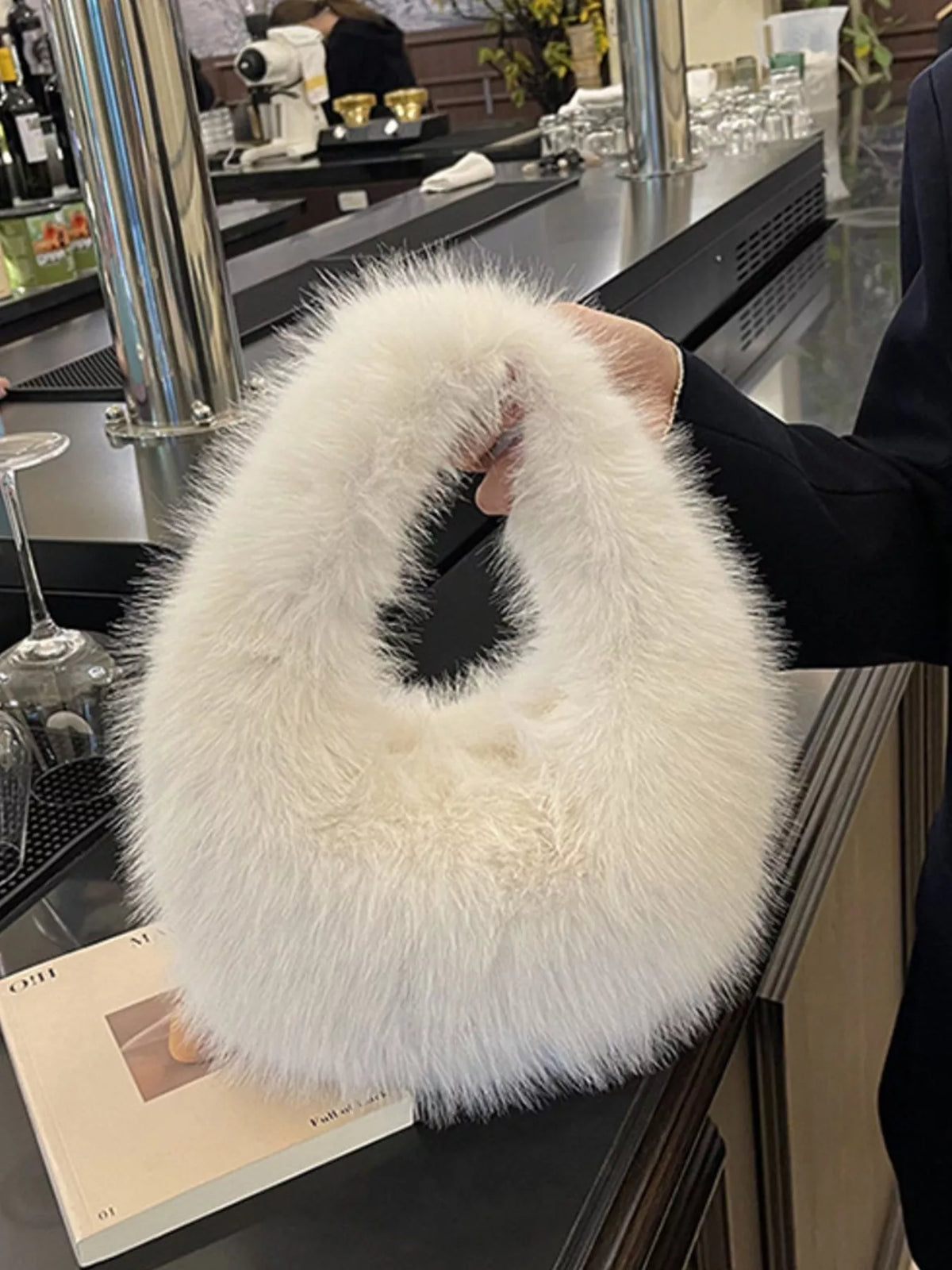 Fluffy mini handbag texture view | Orleve