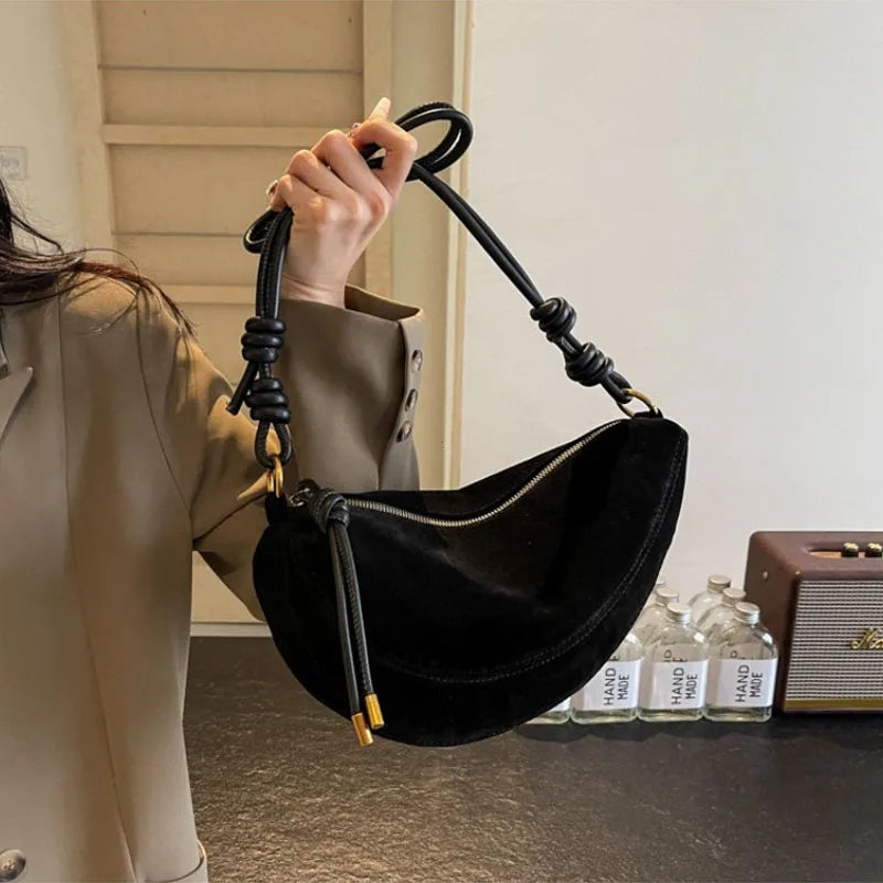 Minimal flap shoulder bag detail | ORLEVE