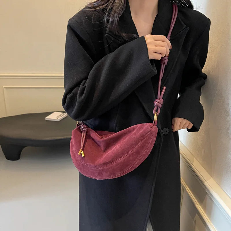 Minimal flap shoulder bag side detail | ORLEVE