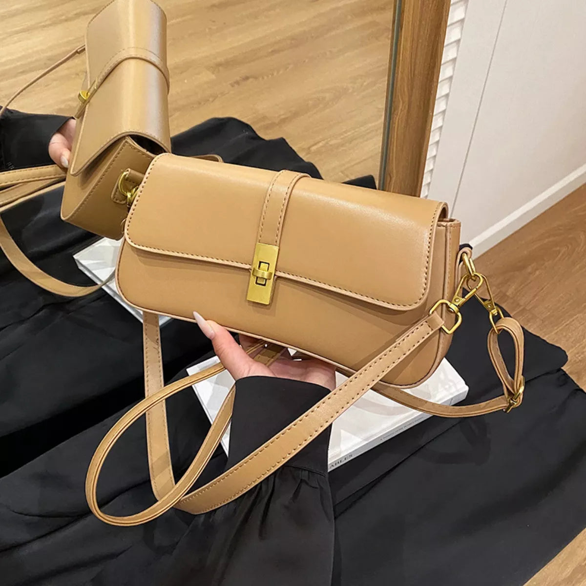 Rectangular golden buckle crossbody bag front detail | Orleve