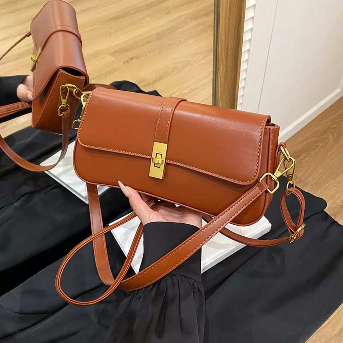 Rectangular golden buckle crossbody bag buckle detail | Orleve